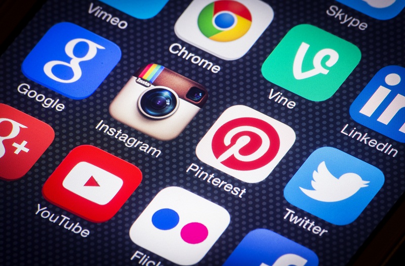 Why You Should Be Using Social Media - Pros and Cons